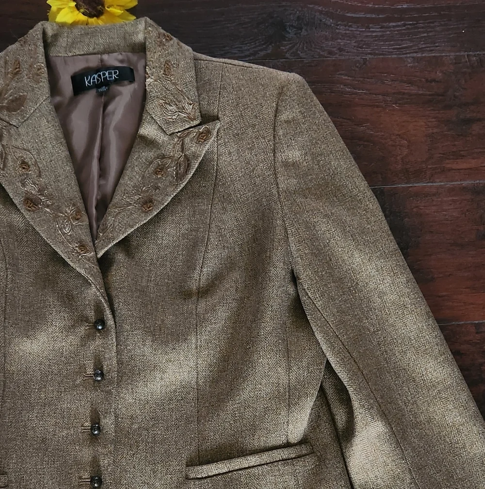 Vintage Kasper Women's Taupe Embroidered Collar Tweed Blazer - Picture 4 of 12